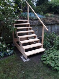 Maßangefertigte Treppe im Garten - Terassenaufgang, Gartentreppe, Holztreppe